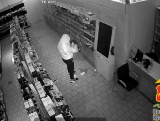 В Ленинске-Кузнецком подростка подозревают в краже 12 телефонов из магазина