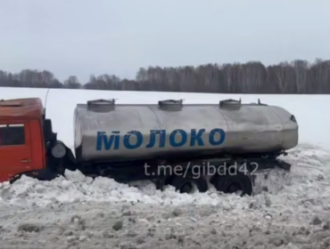 В Топкинском округе из-за непогоды молоковоз оказался в кювете