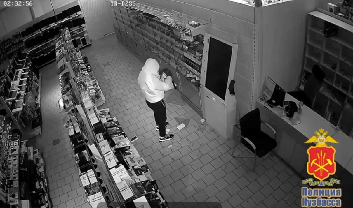 В Ленинске-Кузнецком подростка подозревают в краже 12 телефонов из магазина