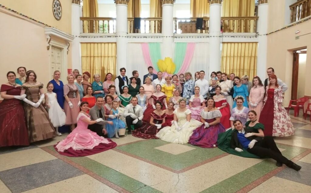 В Новокузнецке воссоздали атмосферу бала XIX века