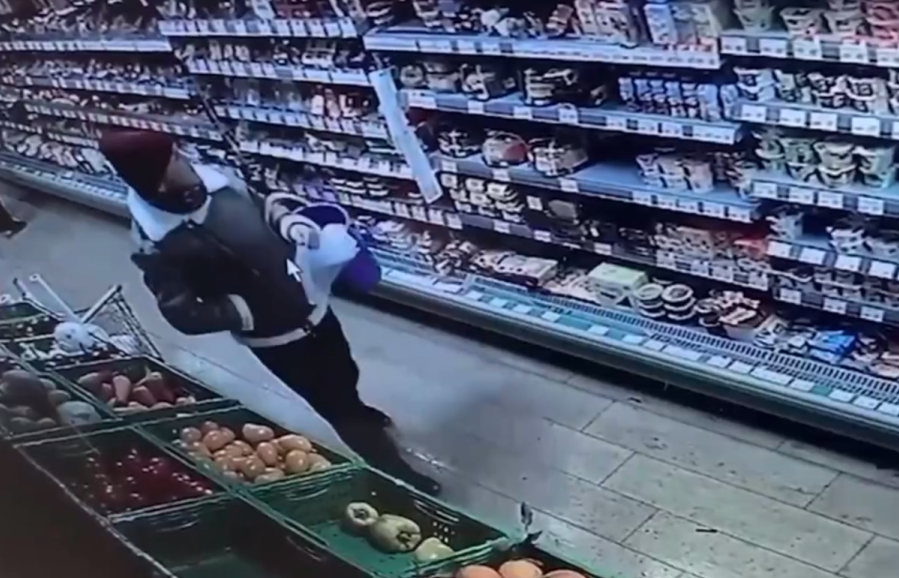 За продуктами с ведром: жительница Междуреченска попалась на краже сыра и масла