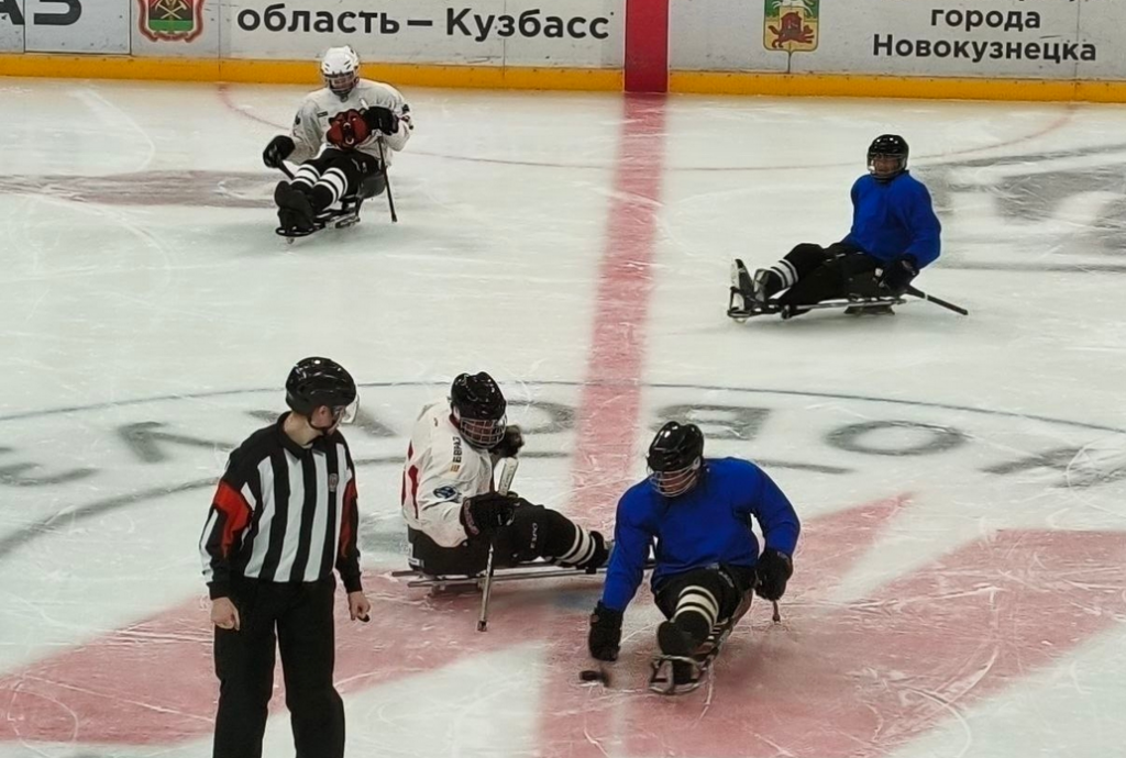 В Новокузнецке прошла первая товарищеская встреча по следж-хоккею среди ветеранов СВО