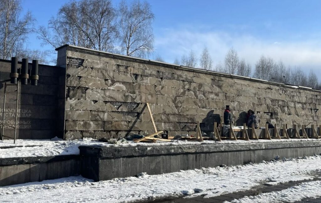 В Новокузнецке идет демонтаж гранитных плит мемориальной стены на  Бульваре Героев