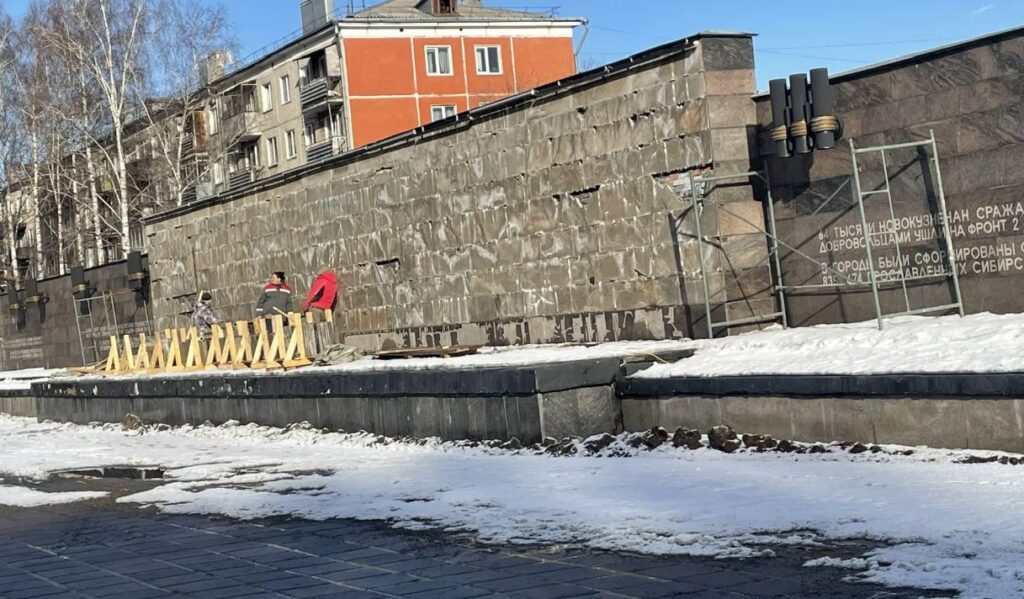 В Новокузнецке идет демонтаж гранитных плит мемориальной стены на  Бульваре Героев