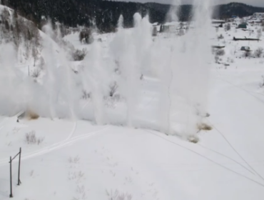 В Междуреченском округе начали подрывать лед на реках