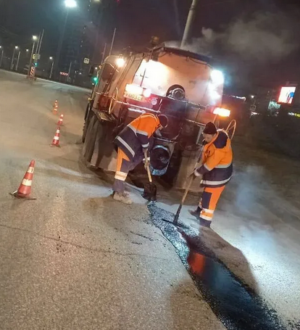 В Новокузнецке стартовал ямочный ремонт дорог литым асфальтобетоном