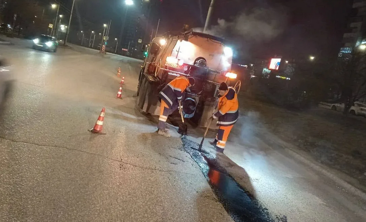 В Новокузнецке стартовал ямочный ремонт дорог литым асфальтобетоном