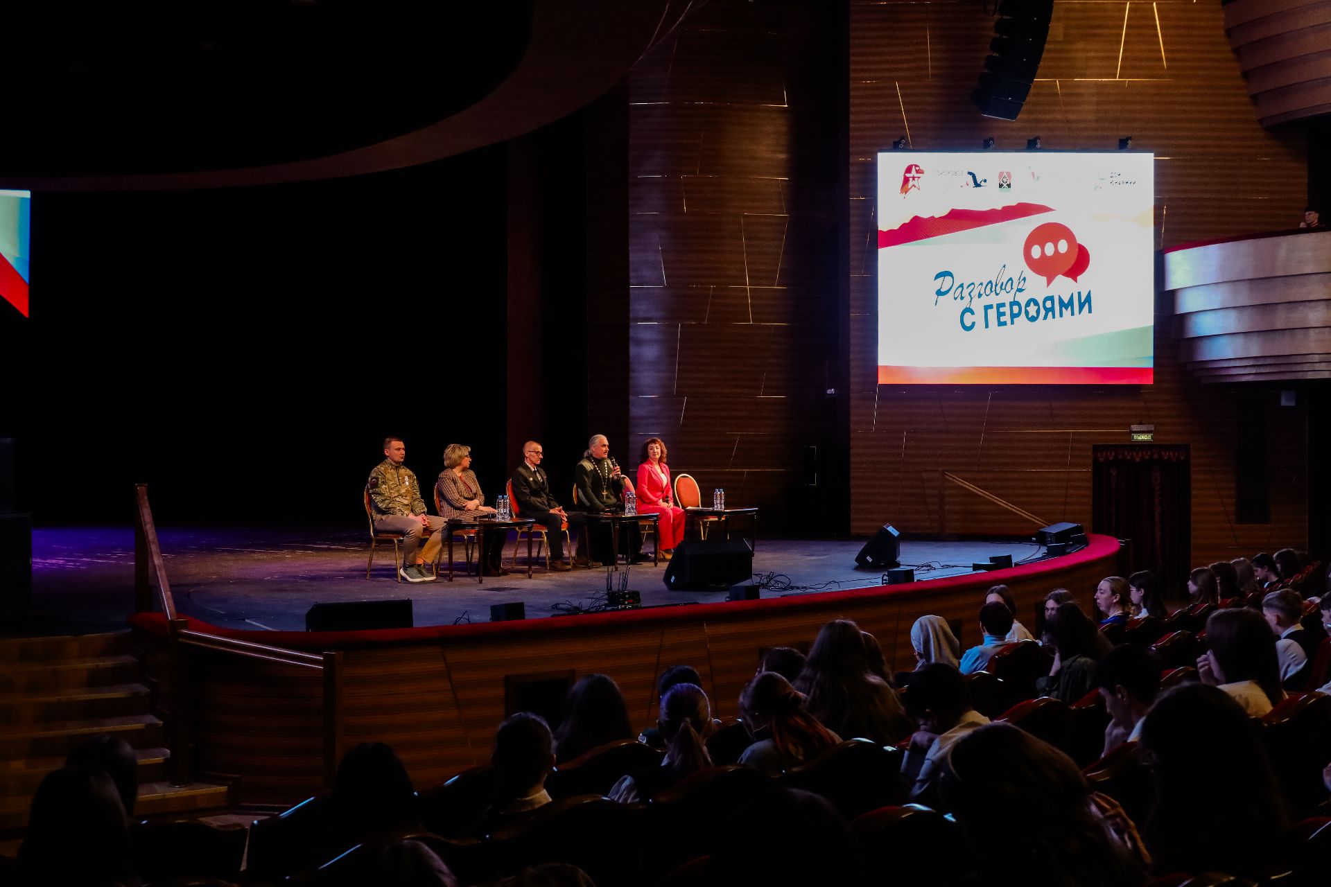 Молодые кемеровчане встретились с ветераном СВО и работавшей в ДНР медсестрой