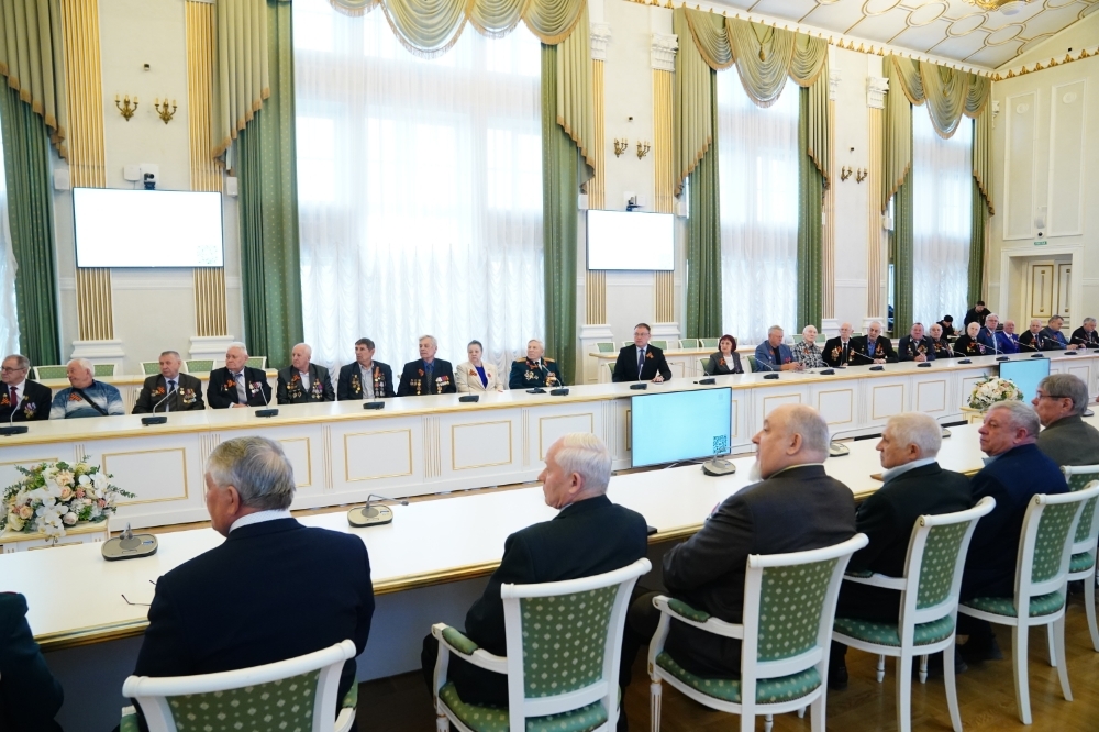 Илья Середюк вручил областные награды кузбасским чернобыльцам