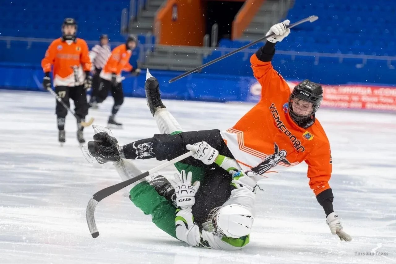 Юные кемеровчане взяли серебро первенства России по хоккею с мячом