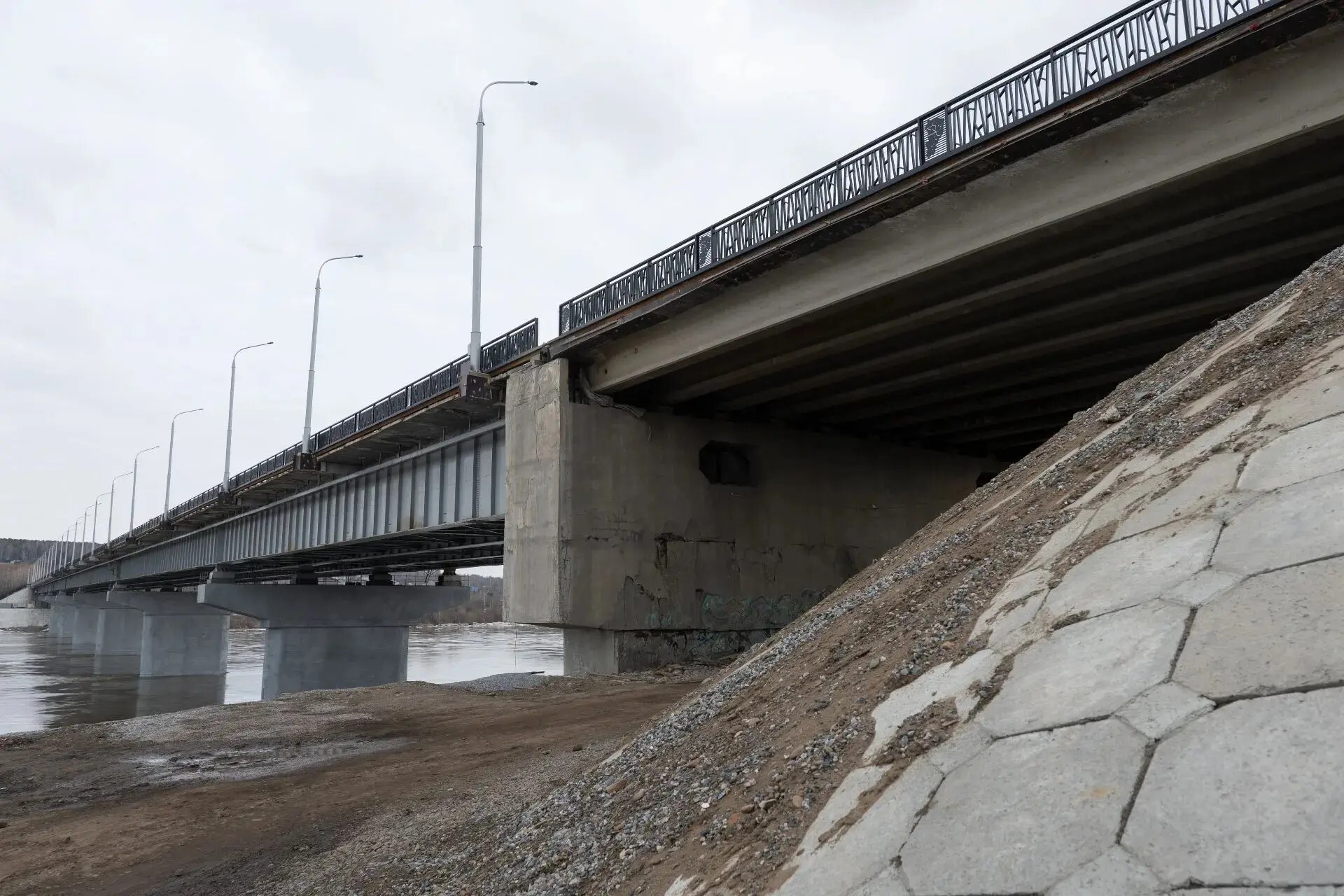 В Кемерове приступают к последнему этапу ремонта Кузбасского моста