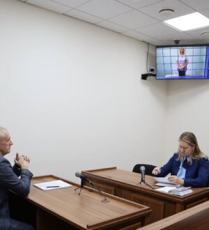 В Кузбассе обвиняемому в сбыте наркотиков терапевту продлили арест