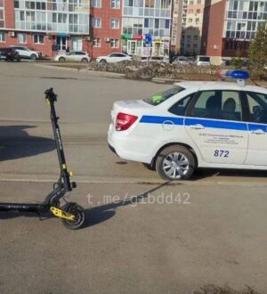 В Кемерове электросамокатчик и велосипедист не поделили тротуар