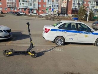 В Кемерове электросамокатчик и велосипедист не поделили тротуар