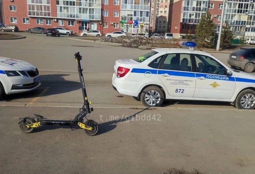 В Кемерове электросамокатчик и велосипедист не поделили тротуар