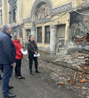 В Новокузнецке частично разрушился не до конца расселенный ветхий дом