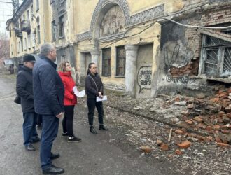 В Новокузнецке частично разрушился не до конца расселенный ветхий дом