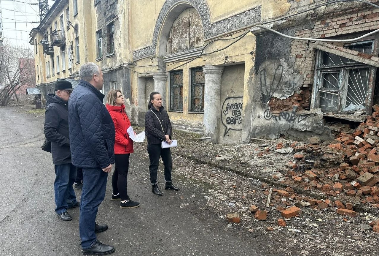 В Новокузнецке частично разрушился не до конца расселенный ветхий дом