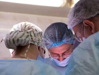 В Кузбассе медики за 6 часов избавили женщину от двух раковых опухолей