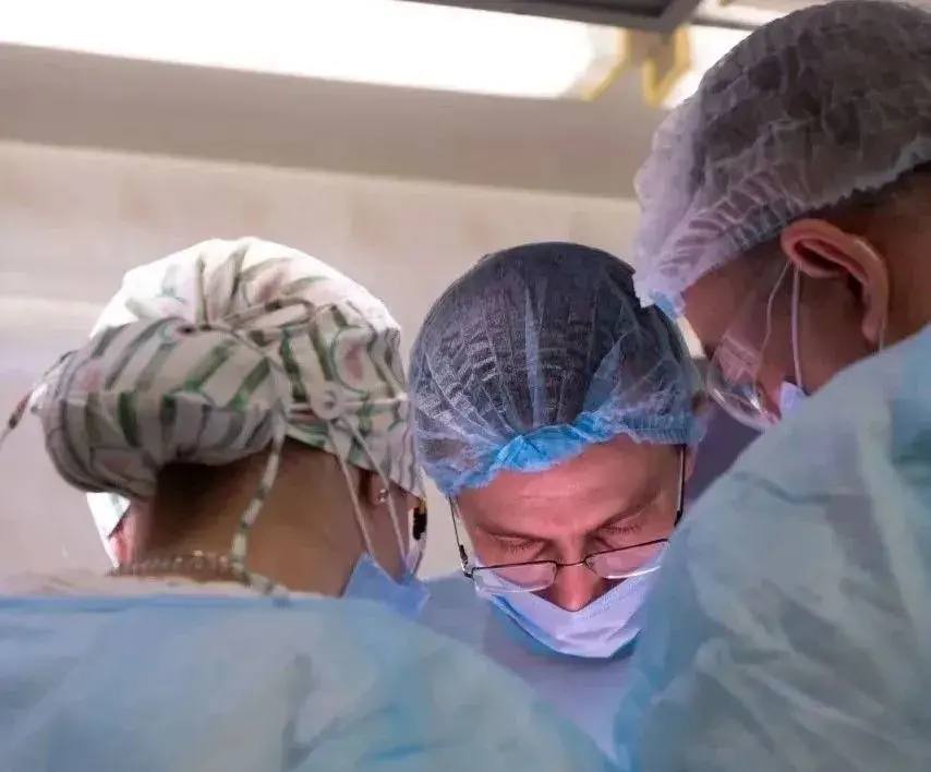 В Кузбассе медики за 6 часов избавили женщину от двух раковых опухолей