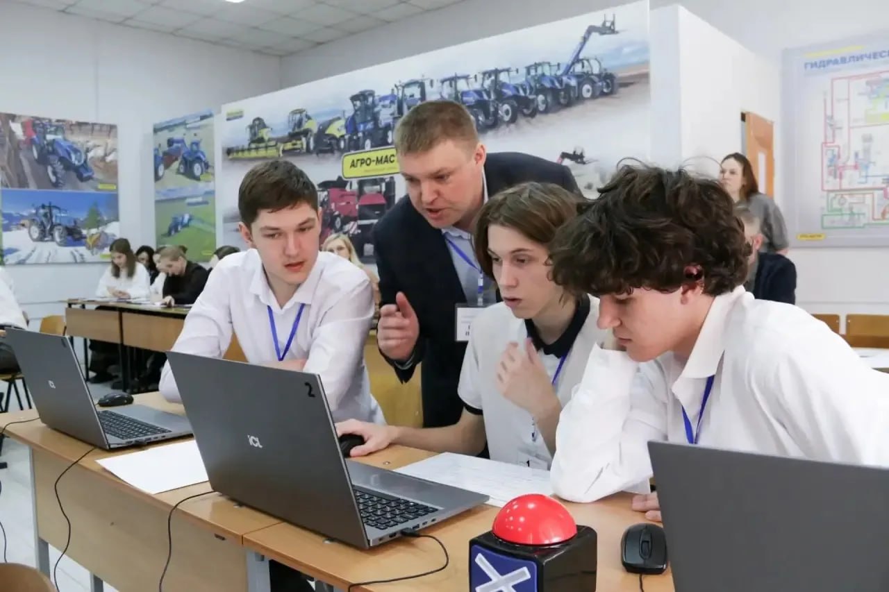 Кемеровчане выиграли региональный этап конкурсов «Учитель года и «Мастер года»