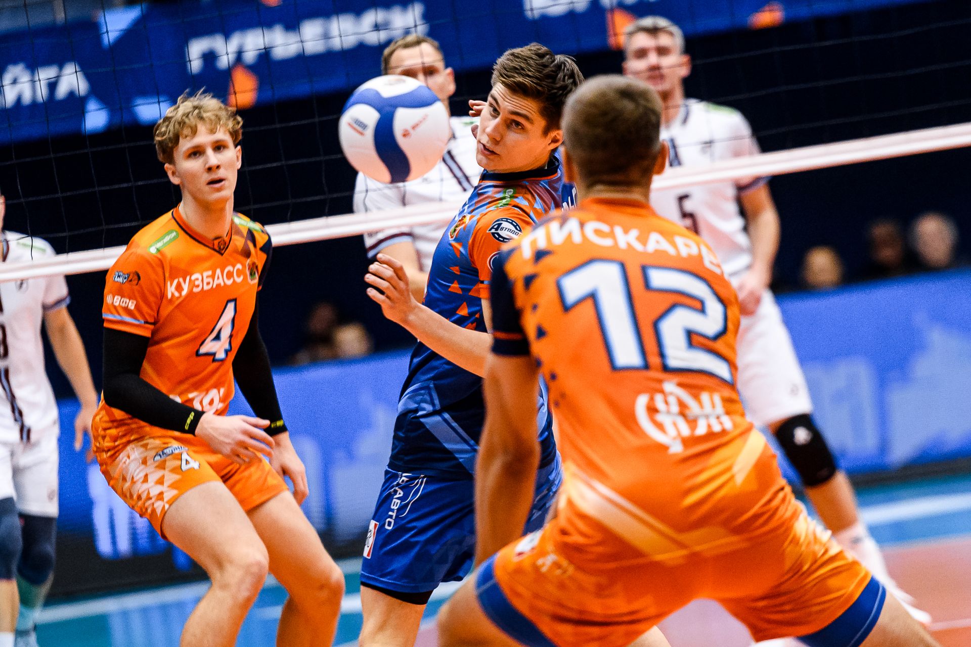 Волейбольный «Кузбасс» обыграл «Горький» в первом матче 1/8 финала Кубка России