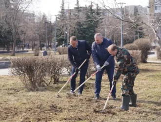 От субботника до новоселья: как Илья Середюк провел рабочий день в Новокузнецке