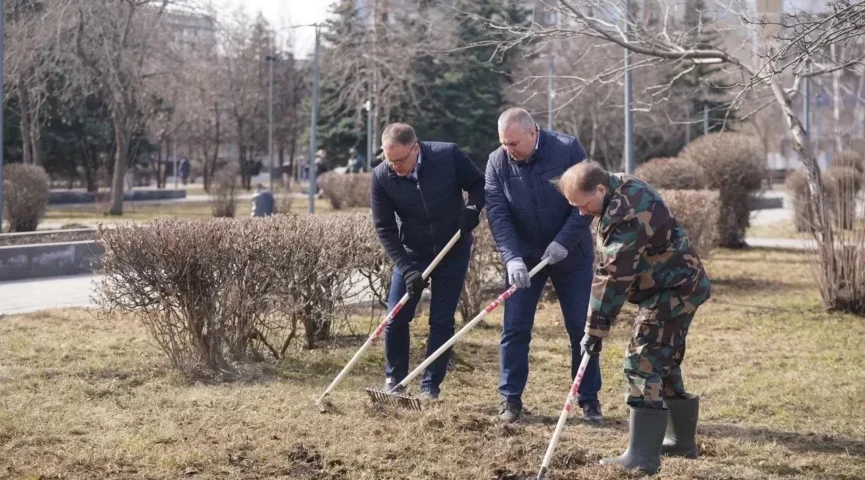 От субботника до новоселья: как Илья Середюк провел рабочий день в Новокузнецке