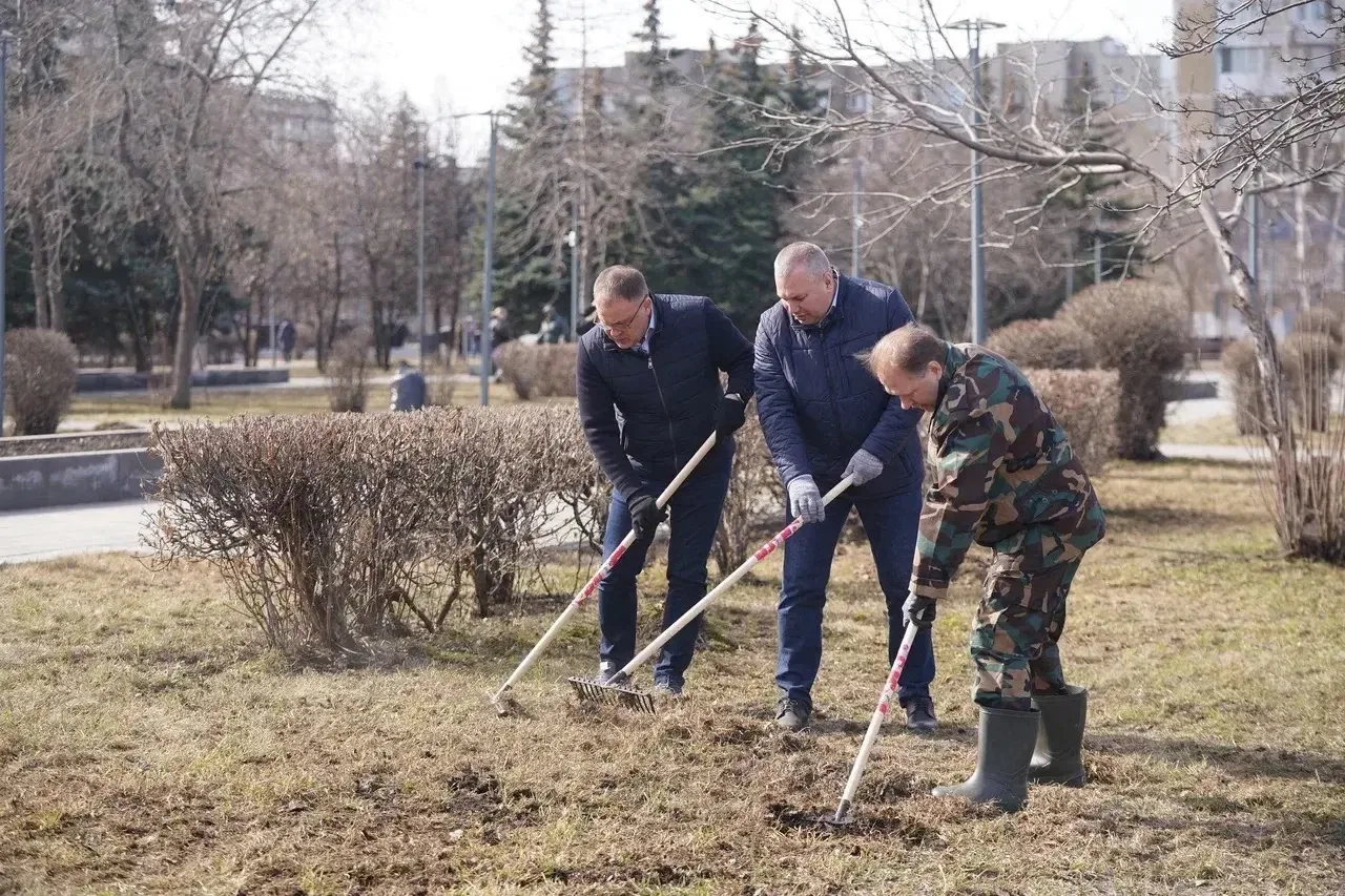 От субботника до новоселья: как Илья Середюк провел рабочий день в Новокузнецке