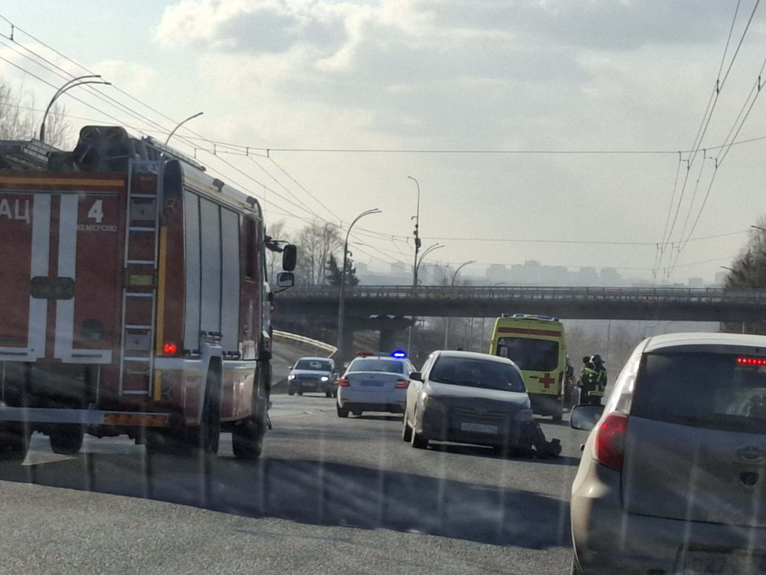 В Кемерове машины встали в пробку из-за ДТП на Логовом шоссе