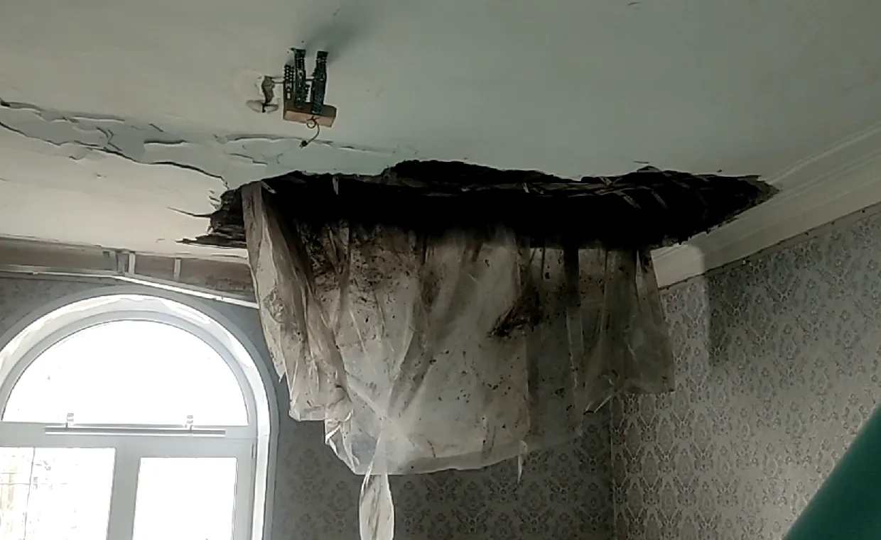 В Новокузнецке обвалился потолок в одном из жилых домов в микрорайоне Абашево