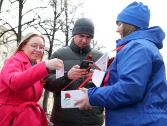 В Кузбассе начали раздавать георгиевские ленточки и красные гвоздики к 9 мая