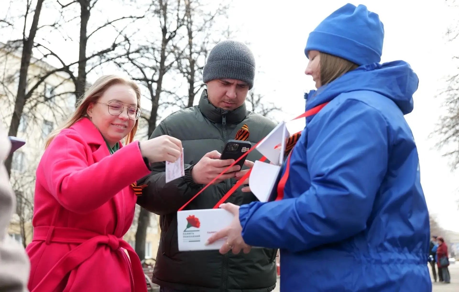 В Кузбассе начали раздавать георгиевские ленточки и красные гвоздики к 9 мая