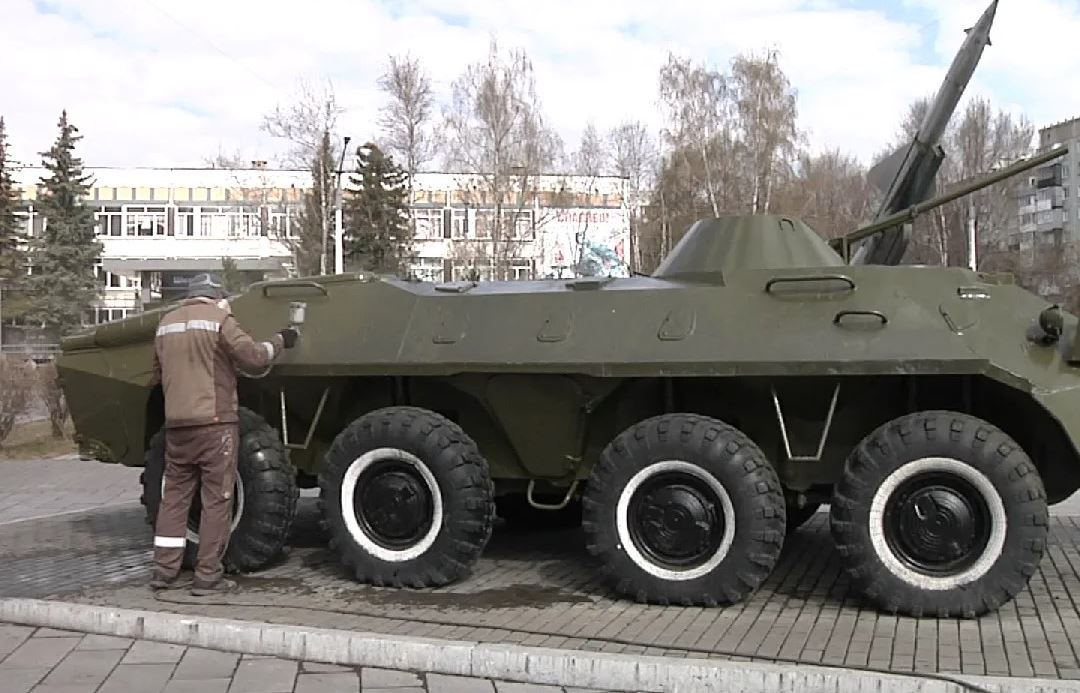 В новокузнецком музее военной техники под открытым небом взялись за покраску экспонатов