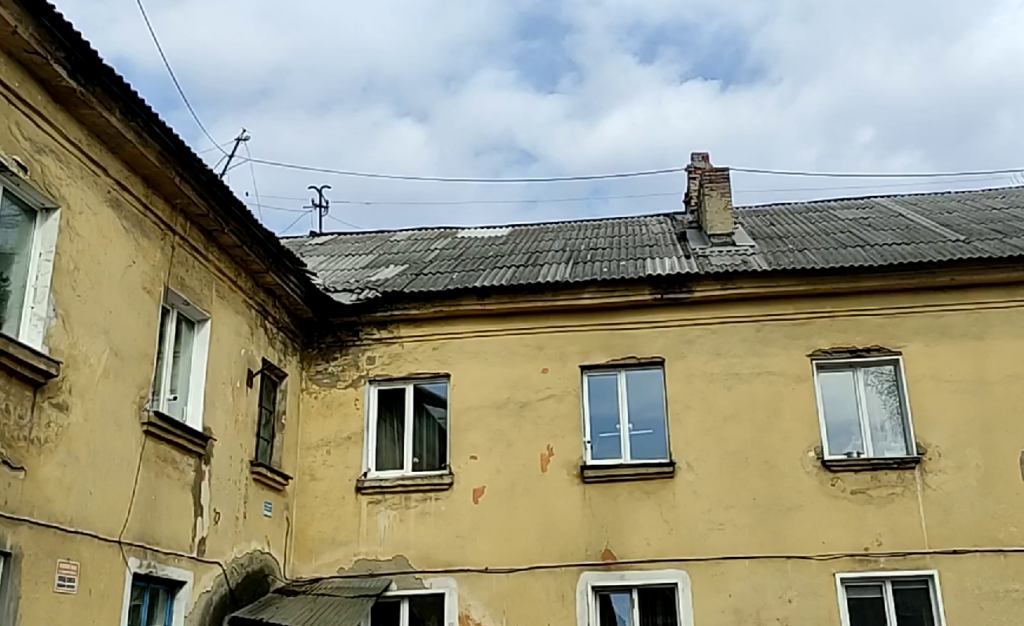 В Новокузнецке аварийный дом, где в одной из квартир рухнул потолок, обещают в скором времени расселить