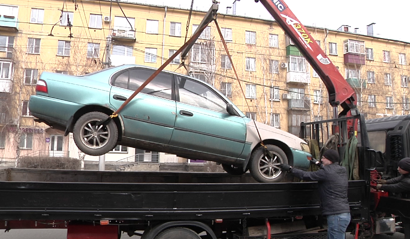 В Новокузнецке продолжают борьбу с автохламом