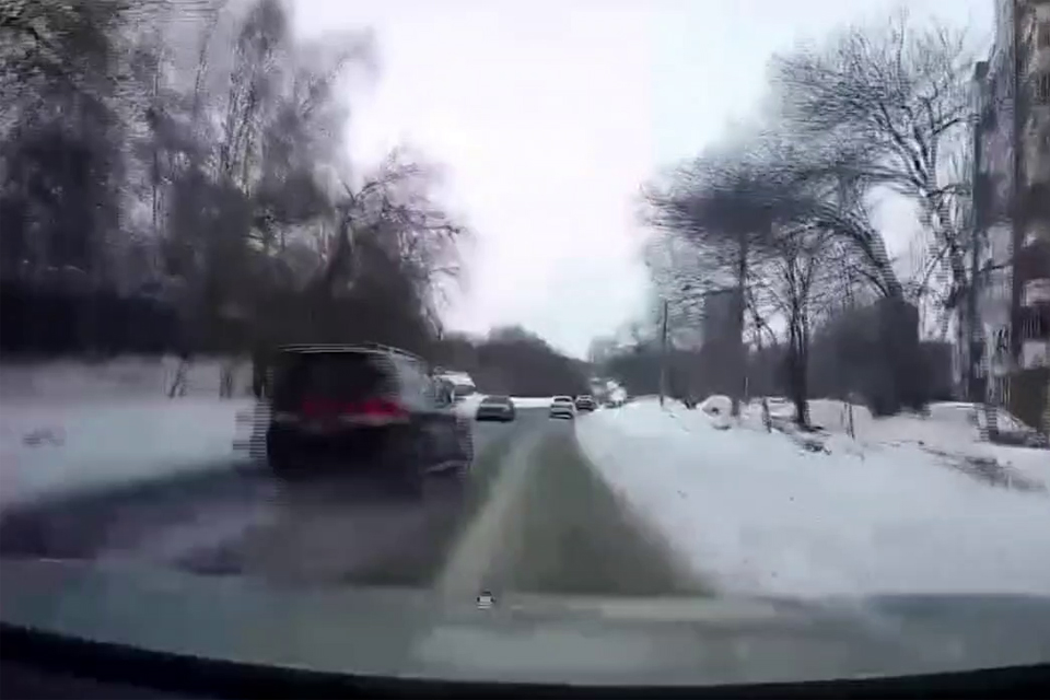 Видео кемеровчанина помогло наказать злостного нарушителя на «Ленд Крузере»