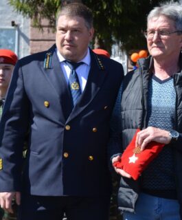 Внуку ветерана Великой Отечественной в Кузбассе передали найденный орден деда