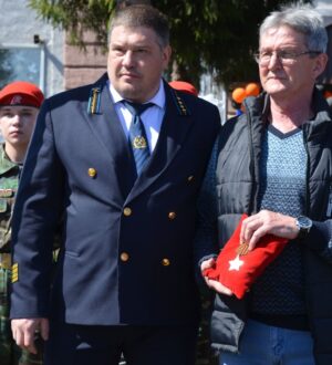 Внуку ветерана Великой Отечественной в Кузбассе передали найденный орден деда