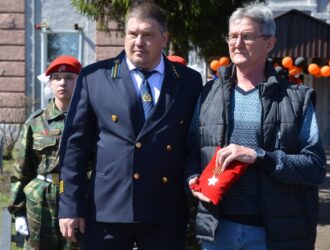 Внуку ветерана Великой Отечественной в Кузбассе передали найденный орден деда