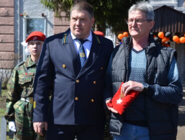 Внуку ветерана Великой Отечественной в Кузбассе передали найденный орден деда