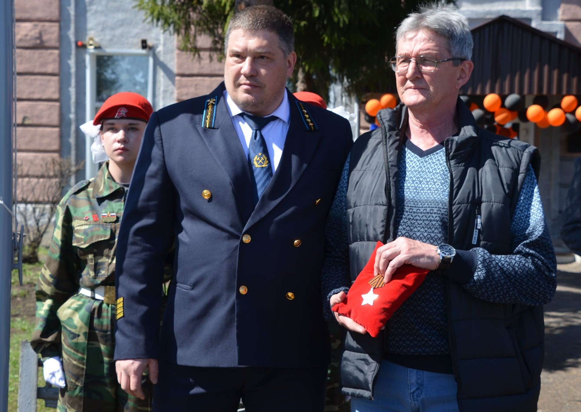 Внуку ветерана Великой Отечественной в Кузбассе передали найденный орден деда