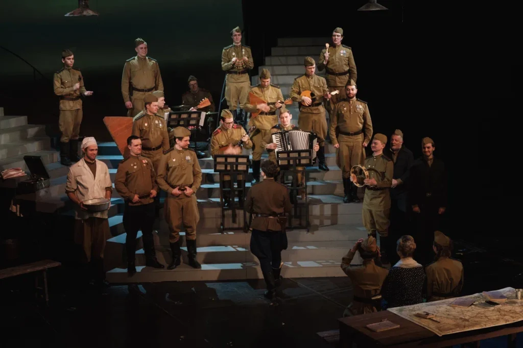 «В бой идут одни “старики”»: Тульский драмтеатр представил в Кемерове трогательную постановку о жизни людей на войне