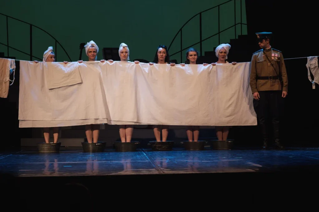 «В бой идут одни “старики”»: Тульский драмтеатр представил в Кемерове трогательную постановку о жизни людей на войне