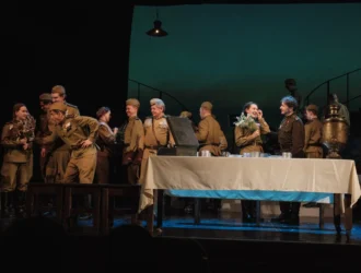 «В бой идут одни “старики”»: Тульский драмтеатр представил в Кемерове трогательную постановку о жизни людей на войне