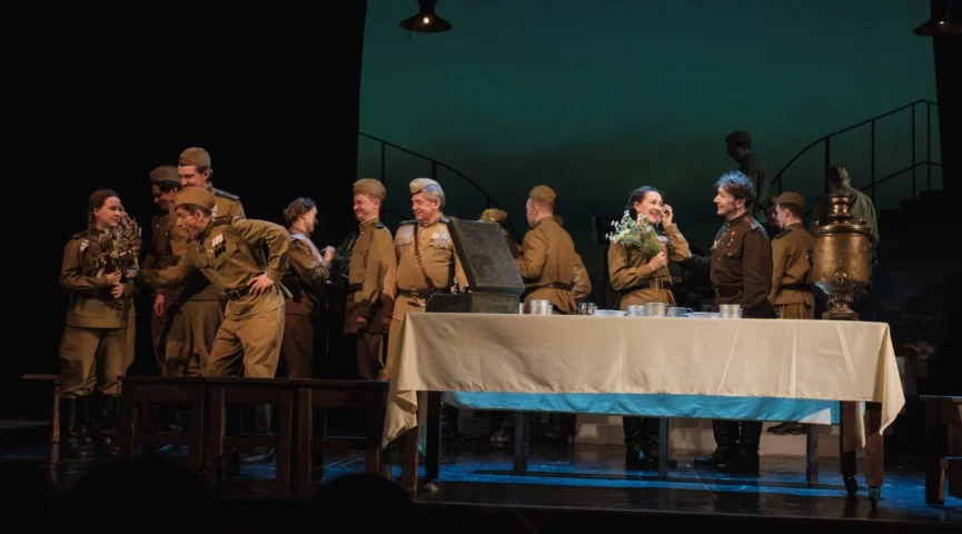 «В бой идут одни “старики”»: Тульский драмтеатр представил в Кемерове трогательную постановку о жизни людей на войне