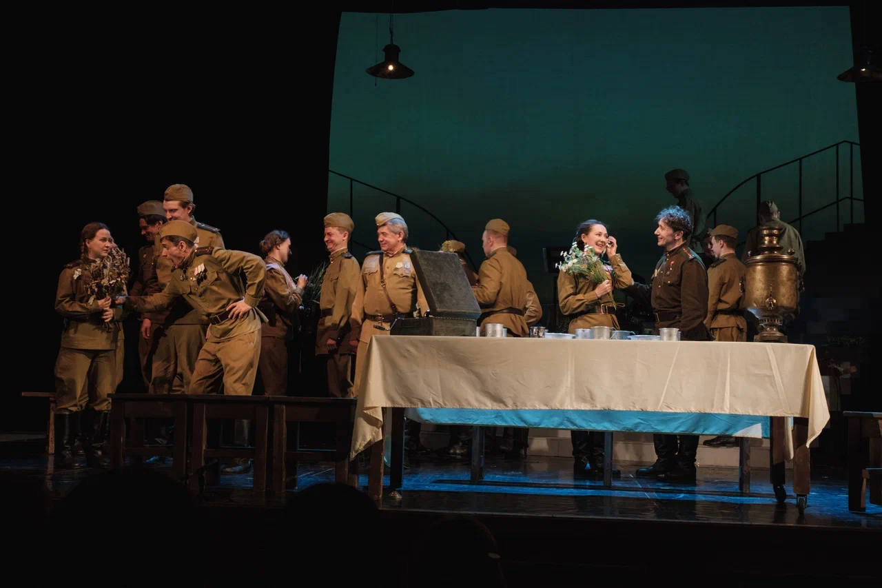«В бой идут одни “старики”»: Тульский драмтеатр представил в Кемерове трогательную постановку о жизни людей на войне