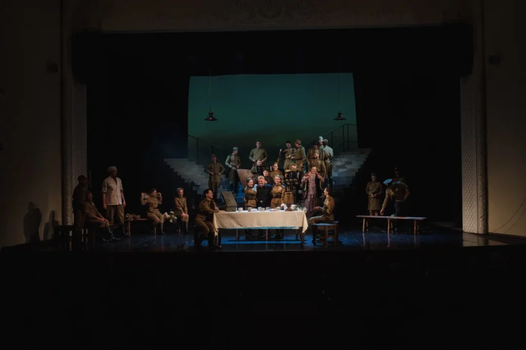 «В бой идут одни “старики”»: Тульский драмтеатр представил в Кемерове трогательную постановку о жизни людей на войне