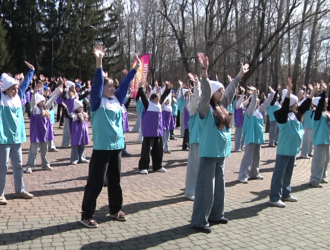 В Новокузнецке состоялся флешмоб, посвященный 65-летию полета Гагарина в космос