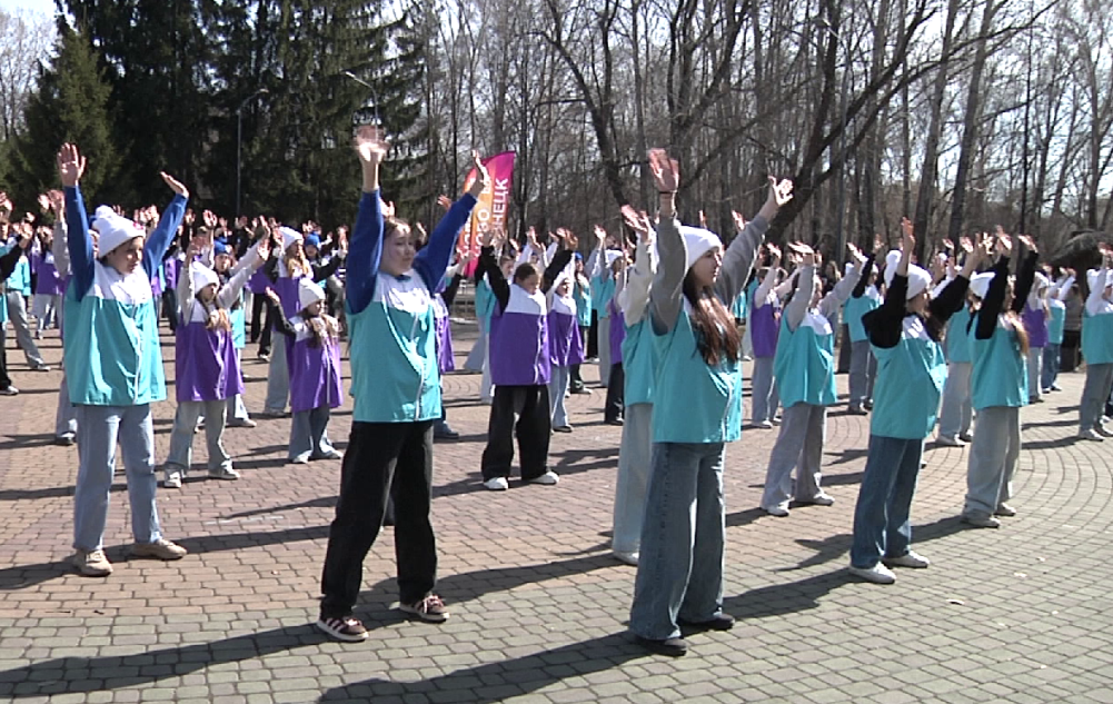 В Новокузнецке состоялся флешмоб, посвященный 65-летию полета Гагарина в космос